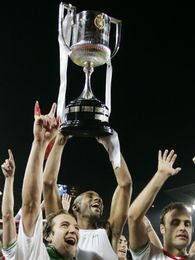 Los jugadores sevillistas levantan el trofeo, tras ganar la Copa del Rey (09/10) Los jugadores sevillistas levantan el trofeo, tras ganar la Copa del Rey (09/10)