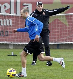 Aguirre, en segundo plano, da instrucciones a sus jugadores Aguirre, en segundo plano, da instrucciones a sus jugadores