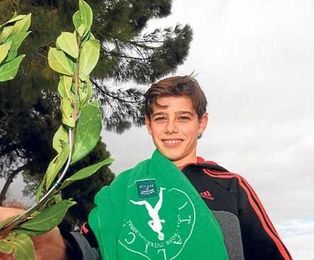 Carlos González Lobato posa para ED con la corona de laurel que le acredita como campeón. Carlos González Lobato posa para ED con la corona de laurel que le acredita como campeón.
