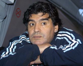 En la imagen Diego Armando Maradona apoyado en sus manos. En la imagen Diego Armando Maradona apoyado en sus manos.