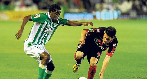 El tico trata de regatear a Pizzi en el pasado encuentro ante el Deportivo. El tico trata de regatear a Pizzi en el pasado encuentro ante el Deportivo.