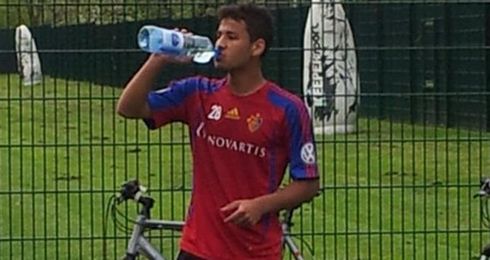 Ahmed Refaat se hidrata durante un entrenamiento. Ahmed Refaat se hidrata durante un entrenamiento.