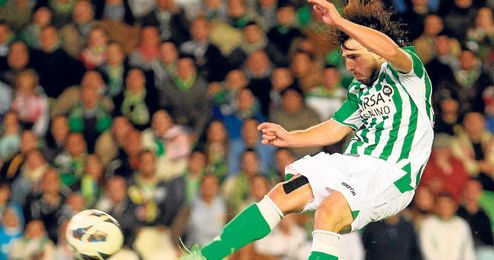 Beñat realiza un remate acrobático ante el Deportivo. Beñat realiza un remate acrobático ante el Deportivo.