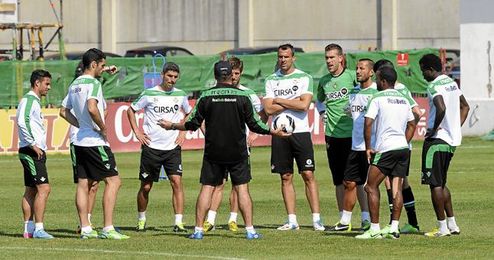 Pepe Mel alecciona a sus hombres durante el entrenamiento de ayer. Pepe Mel alecciona a sus hombres durante el entrenamiento de ayer.