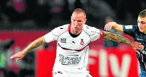 Didier Digard protege la pelota ante la presión de Marco Verratti. Didier Digard protege la pelota ante la presión de Marco Verratti.