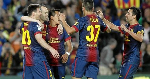 Los azulgrana, prácticamente campeones, celebran uno de los goles ante el Betis. Los azulgrana, prácticamente campeones, celebran uno de los goles ante el Betis.