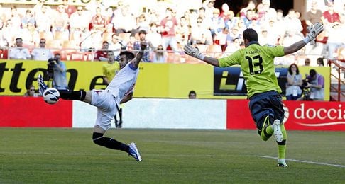Casilla falla en el tercer gol del Sevilla. Casilla falla en el tercer gol del Sevilla.