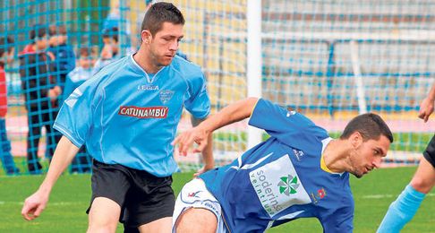 El delantero albiceleste Jesús presiona a un cañamero durante el San José-Lebrijana. El delantero albiceleste Jesús presiona a un cañamero durante el San José-Lebrijana.