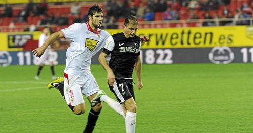 Fazio y Joaquín pelean por un balón en el partido en el Pizjuán de la primera vuelta. Fazio y Joaquín pelean por un balón en el partido en el Pizjuán de la primera vuelta.