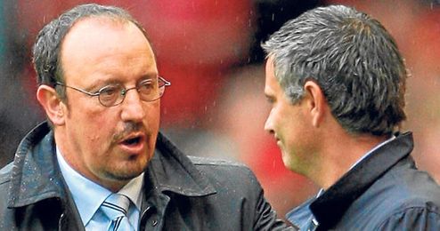 Benítez y Mourinho se saludan antes de un Liverpool-Chelsea cuando eran entrenadores de ambos equipos. Benítez y Mourinho se saludan antes de un Liverpool-Chelsea cuando eran entrenadores de ambos equipos.