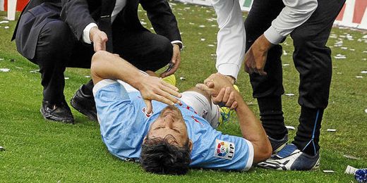 Mario Bermejo es atendido por los servicios sanitarios del Celta. Mario Bermejo es atendido por los servicios sanitarios del Celta.