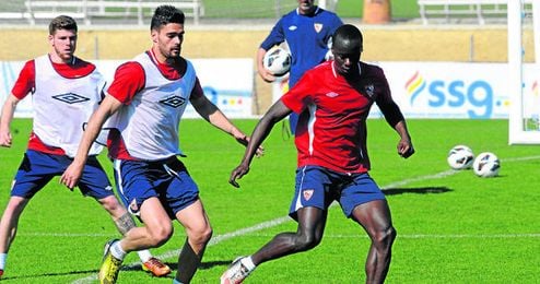 Babá, en la imagen durante un entrenamiento, no cuenta para el preparador nervionense; Stevanovic, tampoco. Babá, en la imagen durante un entrenamiento, no cuenta para el preparador nervionense; Stevanovic, tampoco.