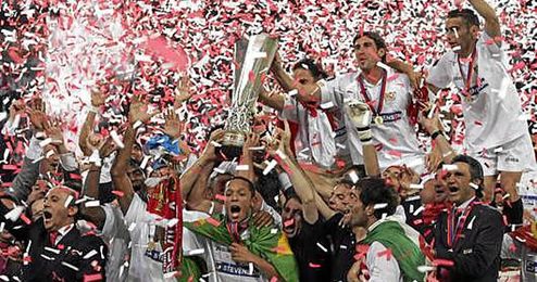 El Sevilla levantando su primera Copa de la UEFA. El Sevilla levantando su primera Copa de la UEFA.