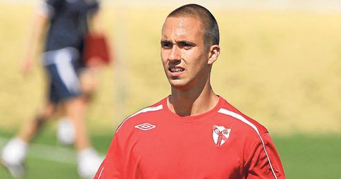 Branko Jovanovic, durante su primer entrenamiento con el Sevilla en la ciudad deportiva a las órdenes de Emery. Branko Jovanovic, durante su primer entrenamiento con el Sevilla en la ciudad deportiva a las órdenes de Emery.