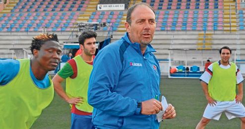 Manuel Pozo, entrenador del Dos Hermanas, durante una sesión de trabajo en el Miguel Román. Manuel Pozo, entrenador del Dos Hermanas, durante una sesión de trabajo en el Miguel Román.