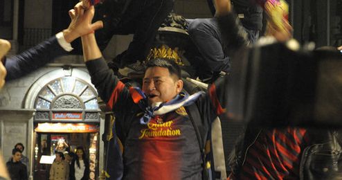 Aficionados tomando la fuente de Canaletas tras la consecución de la Liga. Aficionados tomando la fuente de Canaletas tras la consecución de la Liga.