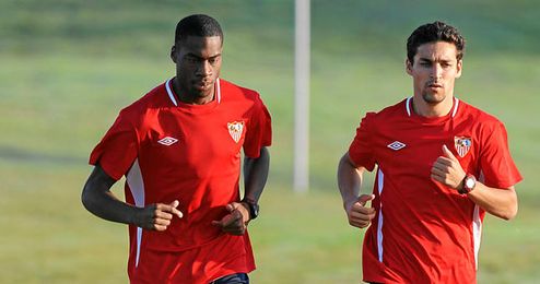 Jesús Navas y Geoffrey Kondogbia durante un entrenamiento con el Sevilla. Jesús Navas y Geoffrey Kondogbia durante un entrenamiento con el Sevilla.