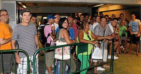 El club ha pedido a los béticos que anticipen su entrada hoy al Villamarín. El club ha pedido a los béticos que anticipen su entrada hoy al Villamarín.