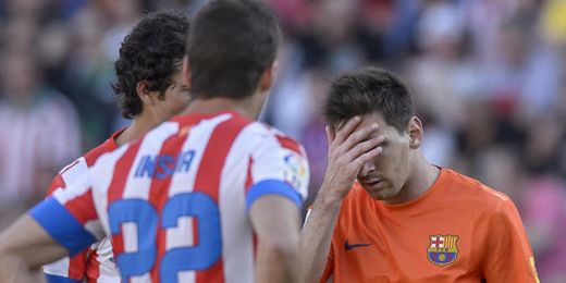 Messi saliendo del Calderón dolido de su pierna derecha. Messi saliendo del Calderón dolido de su pierna derecha.