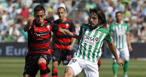 Beñat pugna por un balón con Orellana en el último partido en casa. Beñat pugna por un balón con Orellana en el último partido en casa.