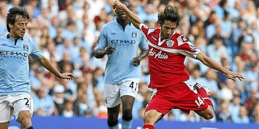 Esteban Granero golpea el balón durante un partido entre el QPR y el Manchester City. Esteban Granero golpea el balón durante un partido entre el QPR y el Manchester City.