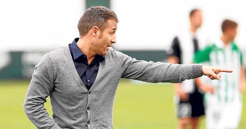 Óscar Cano seguirá al frente del Betis B la próxima temporada. Óscar Cano seguirá al frente del Betis B la próxima temporada.