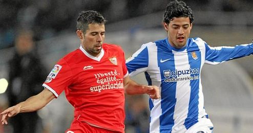 Carlos Vela y Coke disputando un balón en el partido de la primera vuelta entre Real Sociedad y Sevilla. Carlos Vela y Coke disputando un balón en el partido de la primera vuelta entre Real Sociedad y Sevilla.