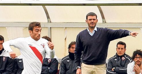 Ramón Tejada, da instrucciones a sus jugadores en el duelo de ante el Lucena. Ramón Tejada, da instrucciones a sus jugadores en el duelo de ante el Lucena.