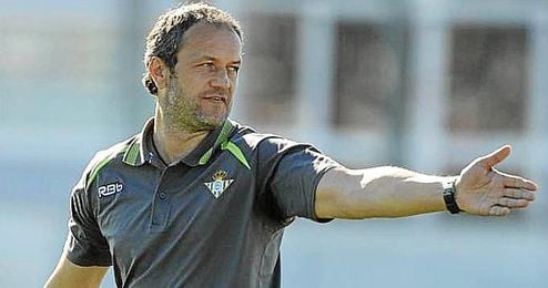 Risto Vidakovic dirigiendo un entrenamiento del Betis B. Risto Vidakovic dirigiendo un entrenamiento del Betis B.
