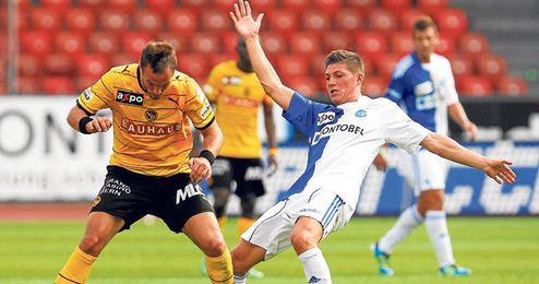 Steven Zuber pugna por un balón durante un partido frente al Young Boys. Steven Zuber pugna por un balón durante un partido frente al Young Boys.