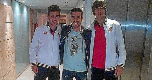 Alejandro Alfaro posa junto a Curro y José Antonio Caro, también nacidos en La Palma del Condado. Alejandro Alfaro posa junto a Curro y José Antonio Caro, también nacidos en La Palma del Condado.