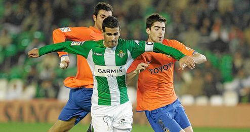 El ex bético Fernando pelea un balón con Arizmendi. El ex bético Fernando pelea un balón con Arizmendi.