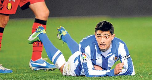 El extremo uruguayo, en el suelo durante un encuentro ante su ex equipo. El extremo uruguayo, en el suelo durante un encuentro ante su ex equipo.