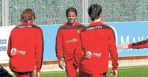El delantero mexicano se niega a aceptar de antemano que el Mallorca pueda descender a final de temporada. El delantero mexicano se niega a aceptar de antemano que el Mallorca pueda descender a final de temporada.