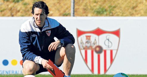Emery sólo piensa en el Sevilla y tiene muy claro que, pase lo que pase esta temporada y por muy golosas que sean las ofertas, estará en Nervión, como mínimo, hasta el 30 de junio de 2014. Emery sólo piensa en el Sevilla y tiene muy claro que, pase lo que pase esta temporada y por muy golosas que sean las ofertas, estará en Nervión, como mínimo, hasta el 30 de junio de 2014.