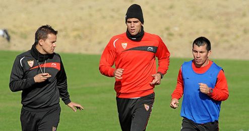 Fazio y Medel no se han entrenado junto al resto de sus compañeros. Fazio y Medel no se han entrenado junto al resto de sus compañeros.