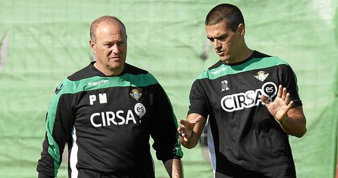 Pepe Mel junto a Juanito durante un entrenamiento del Betis. Pepe Mel junto a Juanito durante un entrenamiento del Betis.