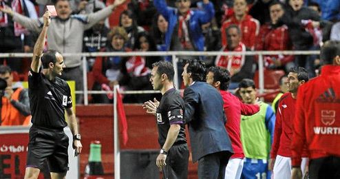 Momento en el que Reyes fue expulsado en el encuentro ante la Real Sociedad. Momento en el que Reyes fue expulsado en el encuentro ante la Real Sociedad.