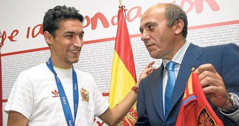 A José María del Nido, como antaño sucediese con jugadores como Sergio Ramos, Julio Baptista o Daniel Alves, no le va a temblar el pulso a la hora de hacer caja con Jesús Navas. A José María del Nido, como antaño sucediese con jugadores como Sergio Ramos, Julio Baptista o Daniel Alves, no le va a temblar el pulso a la hora de hacer caja con Jesús Navas.