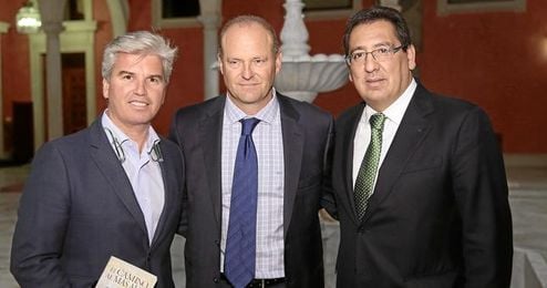 Miguel Guillen, Pepe Mel y Antonio Pulido en la presentación de la segunda novela del técnico verdiblanco. Miguel Guillen, Pepe Mel y Antonio Pulido en la presentación de la segunda novela del técnico verdiblanco.