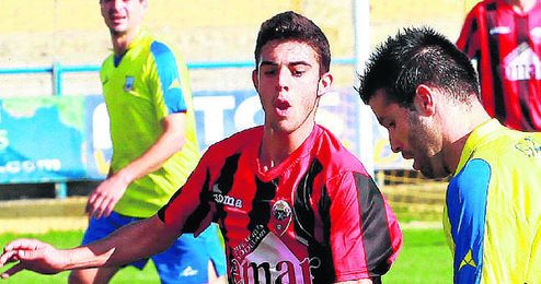 El extremo Luis, del Cabecense, en un duelo de esta temporada ante el Coria. El extremo Luis, del Cabecense, en un duelo de esta temporada ante el Coria.
