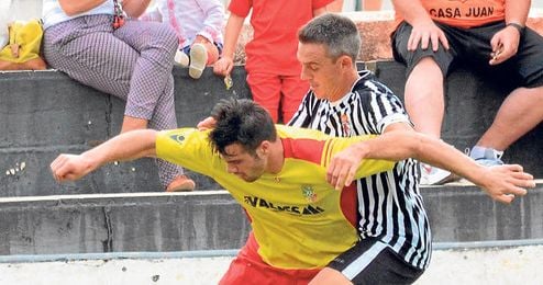 Víctor Gago, expulsado ayer en el minuto noventa, presiona al visitante Campillo. Víctor Gago, expulsado ayer en el minuto noventa, presiona al visitante Campillo.