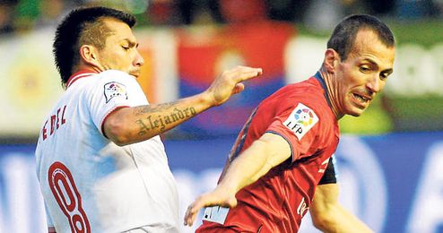 Gary Medel, ante Osasuna. Gary Medel, ante Osasuna.