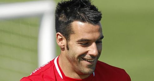Álvaro Negredo en uno de los últimos entrenamientos del Sevilla. Álvaro Negredo en uno de los últimos entrenamientos del Sevilla.