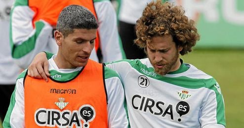Cañas y Salva Sevilla, convocados junto a Adrián con la Selección Andaluza, durante un entrenamiento. Cañas y Salva Sevilla, convocados junto a Adrián con la Selección Andaluza, durante un entrenamiento.
