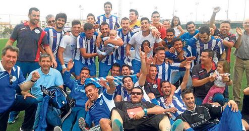 Celebración, pasando de Hytasa, donde ganaron al Cerro, hasta Alcalá de Guadaíra. Celebración, pasando de Hytasa, donde ganaron al Cerro, hasta Alcalá de Guadaíra.