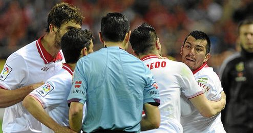 Medel durante una discusión con el árbitro al ser expulsado. Medel durante una discusión con el árbitro al ser expulsado.
