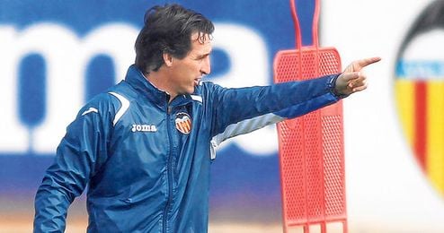 Emery le tiene mucho cariño al Valencia y es de la Real Sociedad desde niño, pero se debe al Sevilla y no piensa en otra cosa que ganar e ir a Europa. Emery le tiene mucho cariño al Valencia y es de la Real Sociedad desde niño, pero se debe al Sevilla y no piensa en otra cosa que ganar e ir a Europa.