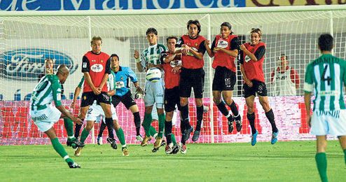 Imagen de la falta directa ejecutada magistralmente por el brasileño Marcos Assunçao en Son Moix en la temporada 2004/2005. Imagen de la falta directa ejecutada magistralmente por el brasileño Marcos Assunçao en Son Moix en la temporada 2004/2005.