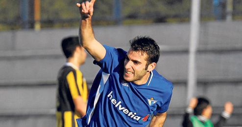 Antoñito festeja el gol que consiguió contra el San Roque, uno de los cuatro que ha contabilizado. Antoñito festeja el gol que consiguió contra el San Roque, uno de los cuatro que ha contabilizado.